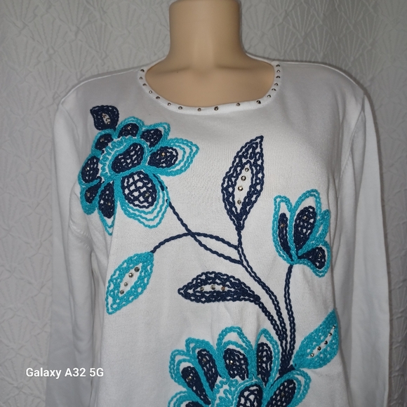 Alfred Dunner New Women Size 1X White Top with Blue Floral Embroidery - Picture 3 of 10